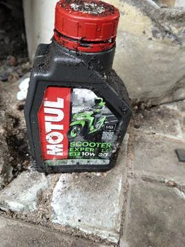 Central Java Indonesia 13 September 2026: A heavily soiled empty bottle of Motul 库存照片