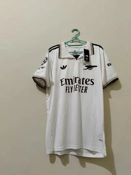 Central Java Indonesia 16 August 2026: Brand new with tags (BNWT) white Arsenal  Stock-Fotos