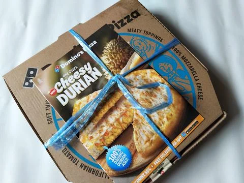 Central Java Indonesia 16 August 2026: A Domino's Pizza cardboard delivery box  Stock-Fotos