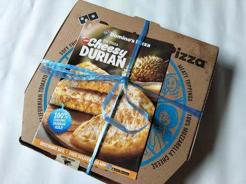 Central Java Indonesia 16 August 2026: A Domino's Pizza cardboard delivery box  Stock-Fotos