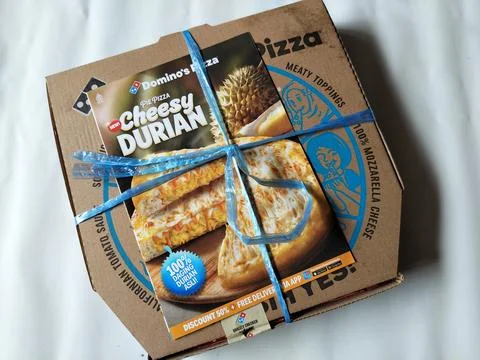 Central Java Indonesia 16 August 2026: A Domino's Pizza cardboard delivery box  Stock-Fotos