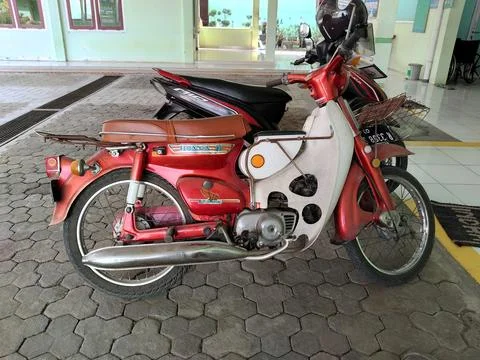 Central Java Indonesia 16 july 2026: Close-up side view of a classic red Honda C Fotos Stock