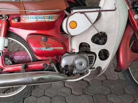 Central Java Indonesia 16 july 2026: Close-up side view of a classic red Honda C Fotos Stock