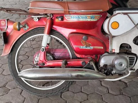 Central Java Indonesia 16 july 2026: Close-up side view of a classic red Honda C Fotos Stock