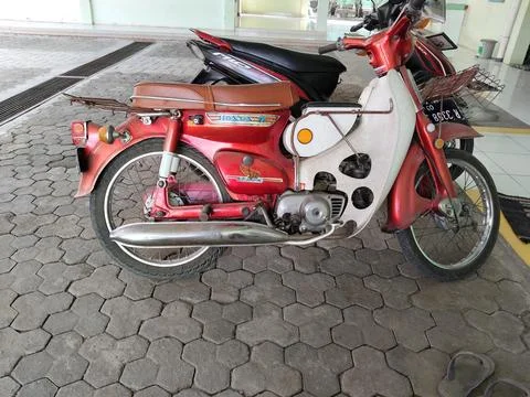 Central Java Indonesia 16 july 2026: Close-up side view of a classic red Honda C Stock-Fotos