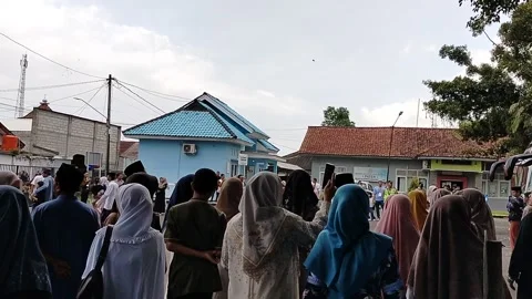Central Java Indonesia 16 may 2026: Relatives and family gather to send off Hajj Vídeo Stock 335526753