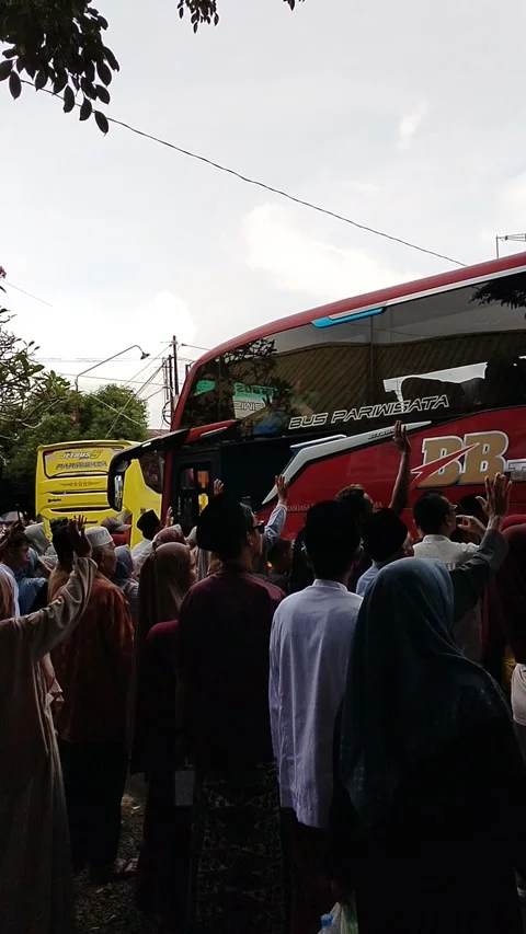Central Java Indonesia 16 may 2026: Relatives and family gather to send off Hajj Video stock 335526757