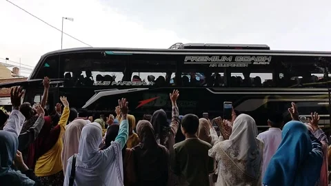 Central Java Indonesia 16 may 2026: Relatives and family gather to send off Hajj Video stock 335526769