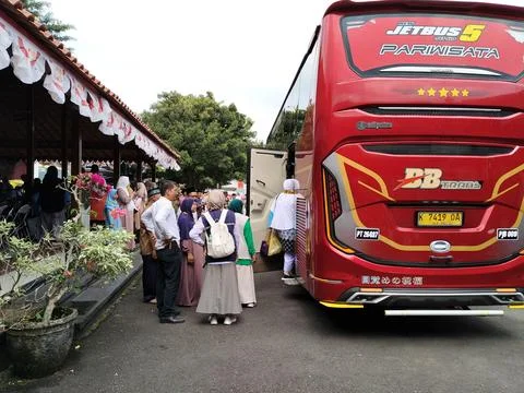 Central Java Indonesia 16 may 2026: Relatives and family gather to send off Hajj Fotos de archivo