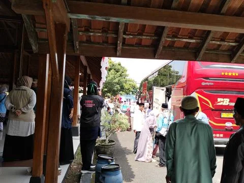 Central Java Indonesia 16 may 2026: Relatives and family gather to send off Hajj Stock Photos