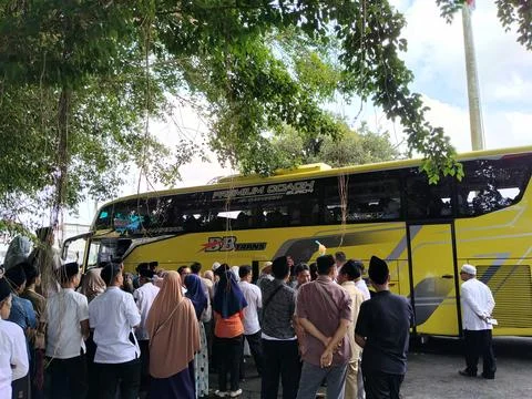 Central Java Indonesia 16 may 2026: Relatives and family gather to send off Hajj Foto stock