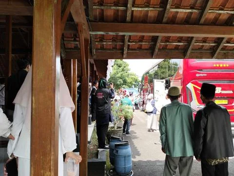 Central Java Indonesia 16 may 2026: Relatives and family gather to send off Hajj Stock Photos