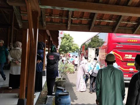 Central Java Indonesia 16 may 2026: Relatives and family gather to send off Hajj Stock Photos