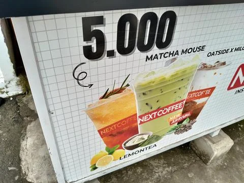 Central Java Indonesia 18 February 2026: Contemporary drink stall offering fresh Stock-Fotos