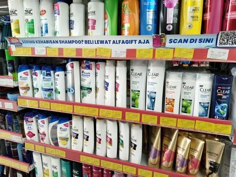 Central Java Indonesia 18 February 2026: Convenient hair care items on store  Foto stock