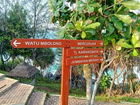 Central Java Indonesia 18 June 2024: Directional sign at the Menganti beach Stockfoto's