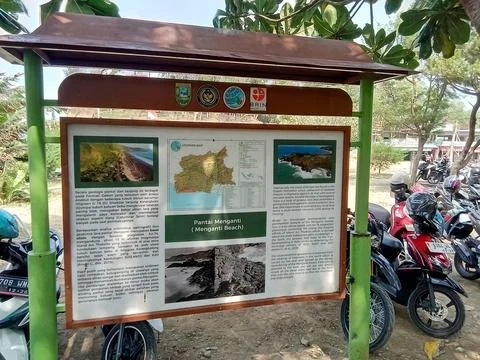 Central Java Indonesia 18 June 2024: Menganti beach information board, Kebumen. 스톡 사진