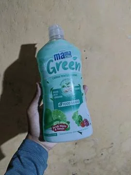 Central Java Indonesia 18 June 2026: A bottle of Mama Lemon lime dishwashing  Stock-Fotos