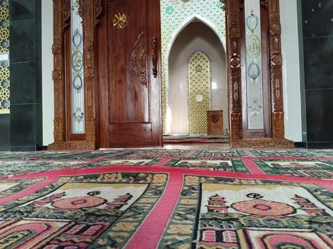Central Java Indonesia 18 September 2026: Empty prayer hall of a modern mosque w Stockfoto's
