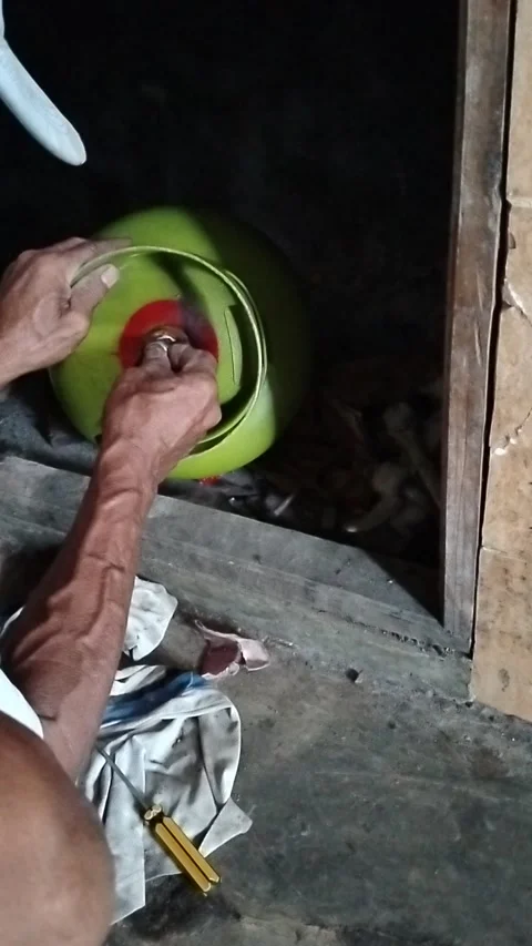 Central Java Indonesia 19 July 2026: A person repairing an LPG gas cylinder for  Vídeo Stock 340069402