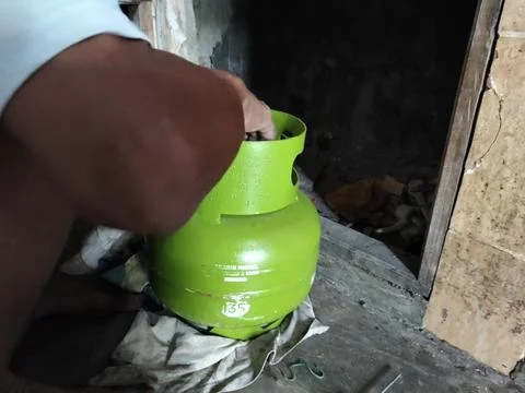 Central Java Indonesia 19 July 2026: A person repairing an LPG gas cylinder for  Stock-Fotos