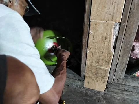 Central Java Indonesia 19 July 2026: A person repairing an LPG gas cylinder for  Stock-Fotos