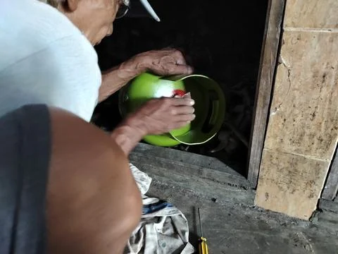 Central Java Indonesia 19 July 2026: A person repairing an LPG gas cylinder for  Stock-Fotos