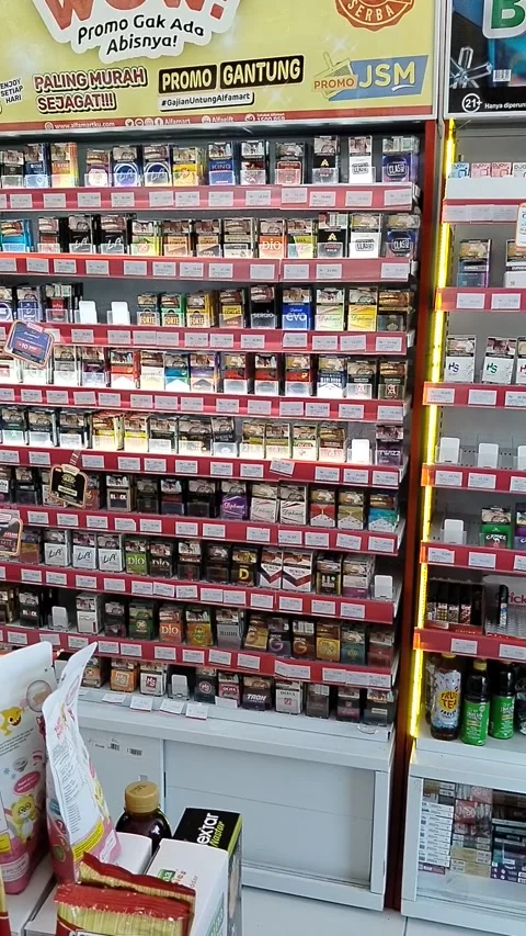 Central Java Indonesia 19 June 2026: Convenience store interior featuring cigare Vídeos de archivo 339095912