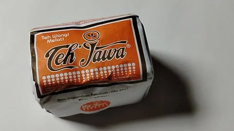 Central Java, Indonesia, 19 May 2026: Unopened pack of Javanese traditional loos Video stock 335191883