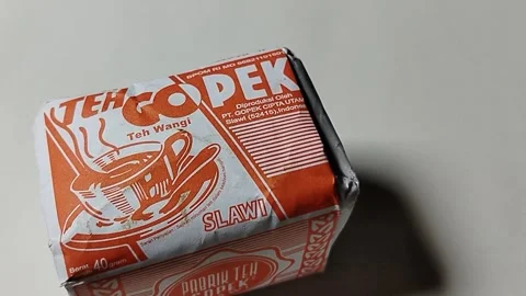 Central Java, Indonesia, 19 May 2026: An unopened pack of Teh Gopek Slawi, a tra Video stock 335191884