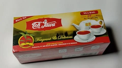 Central Java Indonesia 19 may 2026: Authentic Indonesian Teh Jawa black tea bags Video stock 335191900