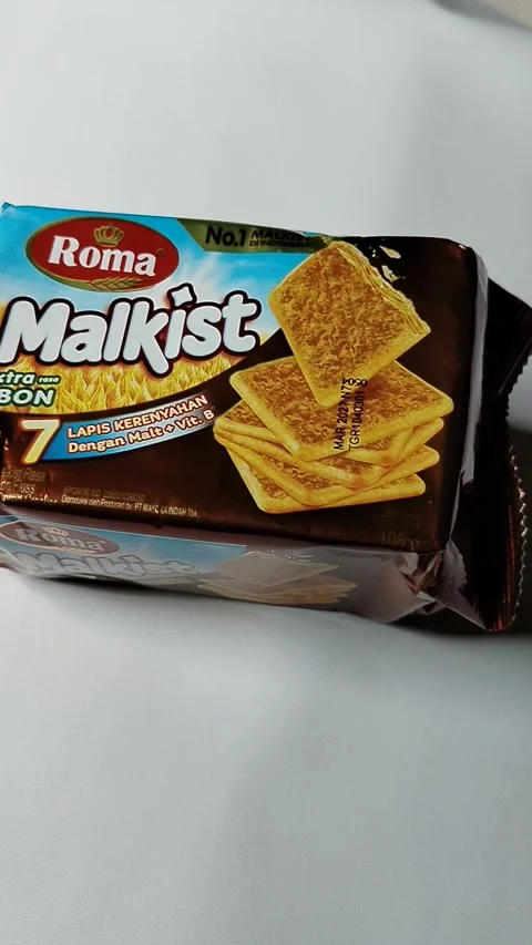 Central Java, Indonesia, 19 May 2026: Roma malkist crackers topped with savory  Video stock 335191914