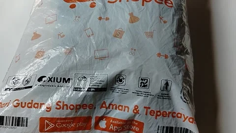 Central Java Indonesia 19 May 2026: Shopee-managed delivery package representing 스톡 동영상 336316813