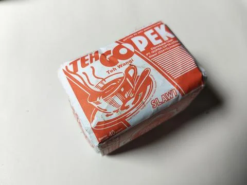 Central Java, Indonesia, 19 May 2026: An unopened pack of Teh Gopek Slawi, a tra Stock-Fotos