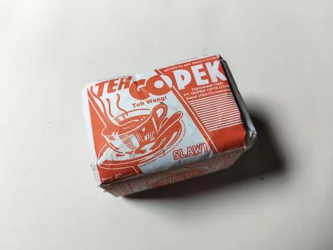 Central Java, Indonesia, 19 May 2026: An unopened pack of Teh Gopek Slawi, a tra Stock-Fotos