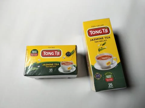Central Java Indonesia 19 May 2026: Premium Tong Tji jasmine tea bags  Fotos de archivo