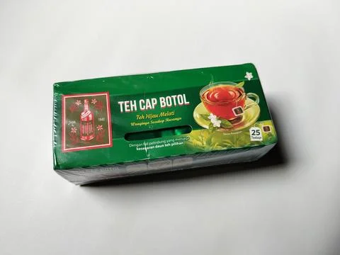 Central Java Indonesia 19 may 2026: Authentic Indonesian Bottle Cap jasmine tea  Stock-Fotos