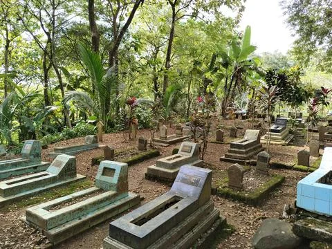 Central Java Indonesia 20 March 2026: Serene burial site surrounded by tall tree Fotos de archivo