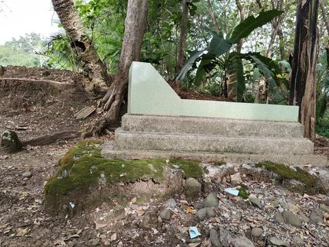 Central Java Indonesia 20 March 2026: Serene burial site surrounded by tall tree Fotos de archivo