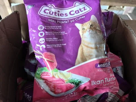 Central Java Indonesia 25 june 2026: A close-up of packaged tuna-flavored dry  Stock-Fotos