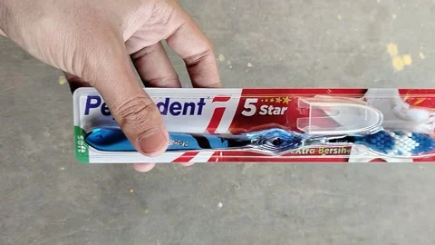 Central Java, Indonesia, 26 September 2026: A brand new Pepsodent 5 Star toothbr 库存影片 346533420