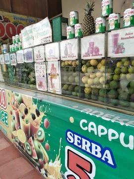 Central Java Indonesia 26 September 2026: A vibrant traditional Indonesian stree 库存照片