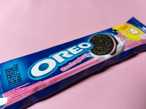Central Java Indonesia 27 February 2026: Oreo cookies with strawberry cream  Stock-Fotos
