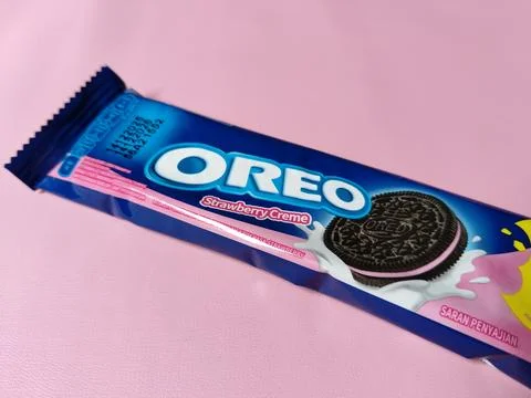 Central Java Indonesia 27 February 2026: Oreo cookies with strawberry cream  Stock-Fotos