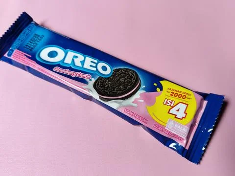 Central Java Indonesia 27 February 2026: Oreo cookies with strawberry cream  Stock-Fotos