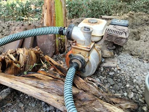 Central Java Indonesia 27 July 2026: Portable gasoline-powered water pump connec Stock-Fotos