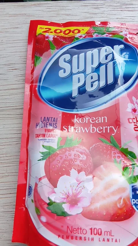 Central Java, Indonesia 27 Sept 2024: Superpell Korean Strawberry Floor Cleaner. Vídeos de archivo 287371023
