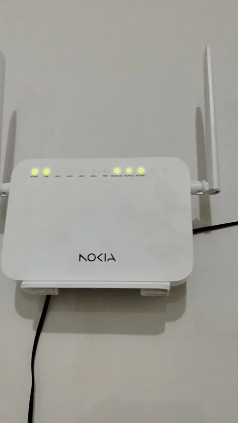 Central Java Indonesia 28 March 2026: Nokia WiFi router mounted on wall, active  動画素材 332625833