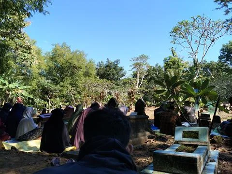 Central Java Indonesia 29 March 2026: Group suplication at gravesite after Eid,  Stock Photos