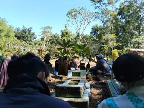 Central Java Indonesia 29 March 2026: Group suplication at gravesite during Eid  스톡 사진